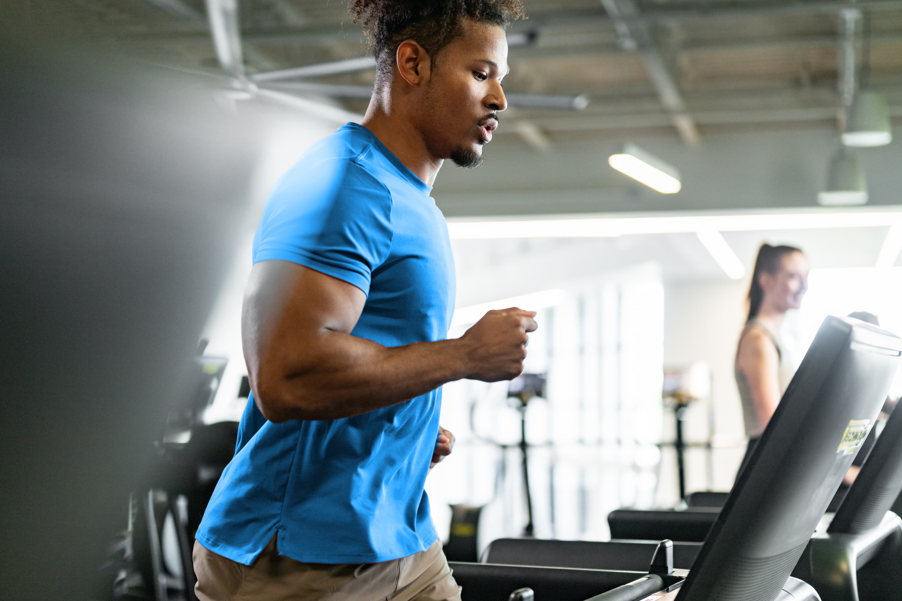 A trainer discussing with her trainee at a gym